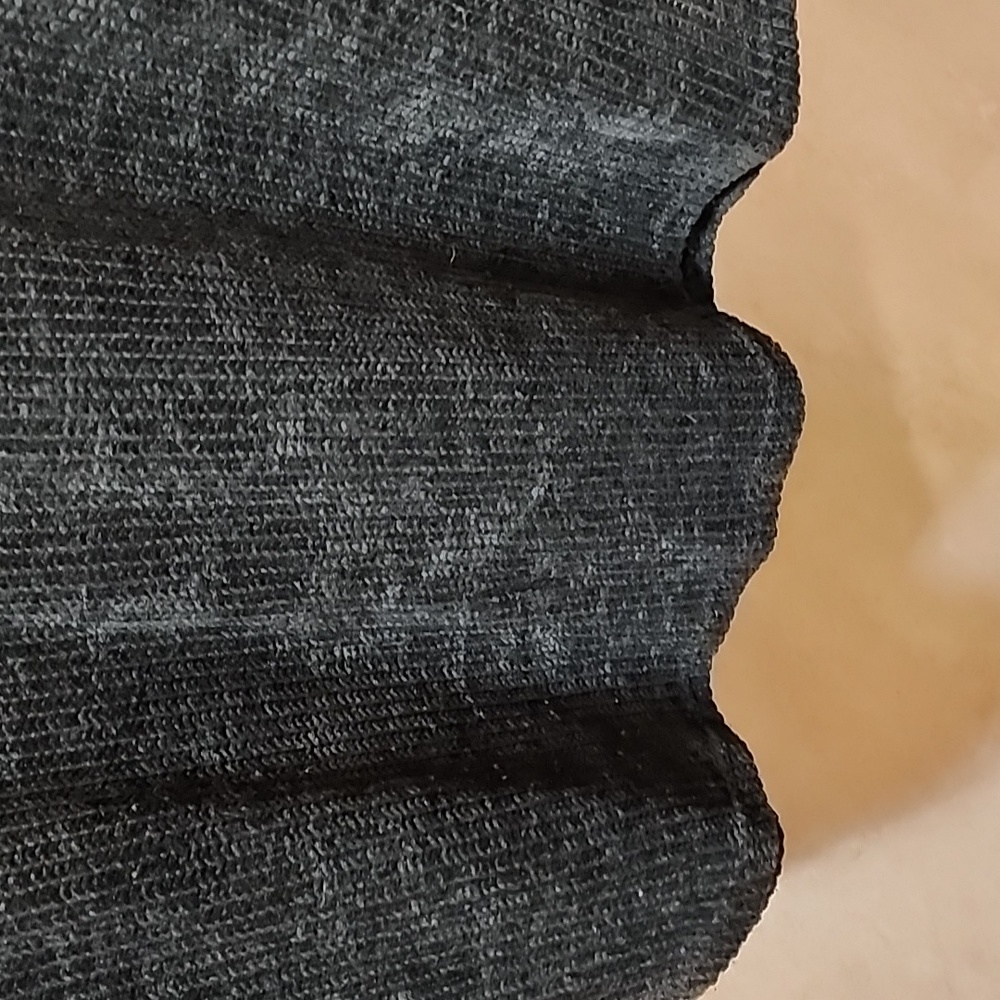 Black and Red Ling Sleeve Top - Picture 4 of 9